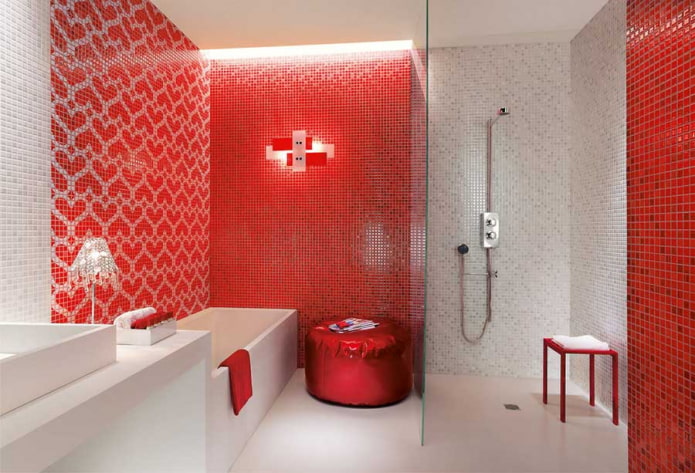 salle de bain dans les tons rouge et blanc