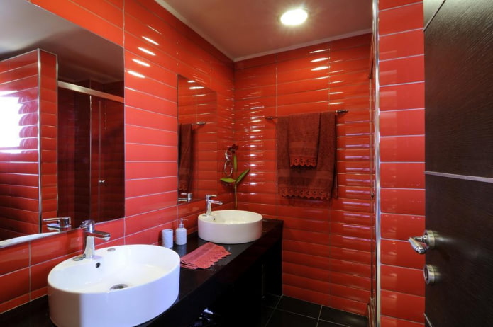 ameublement de salle de bain dans les tons de rouge