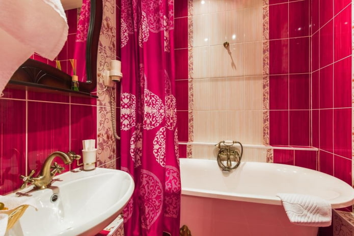 salle de bain dans les tons rouges