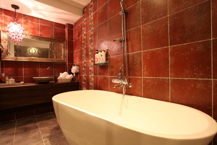 salle de bain dans les tons rouges