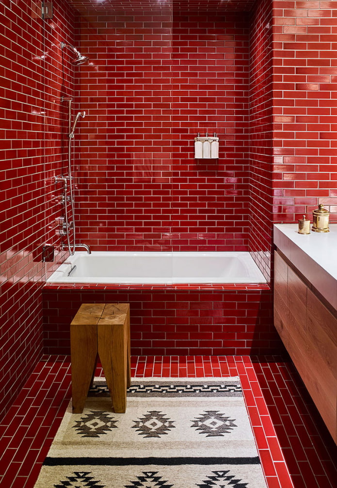 salle de bain dans les tons rouges