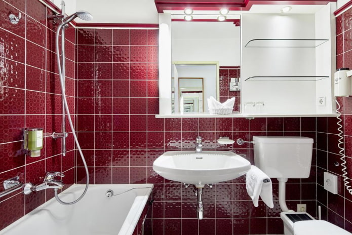 salle de bain dans les tons rouges