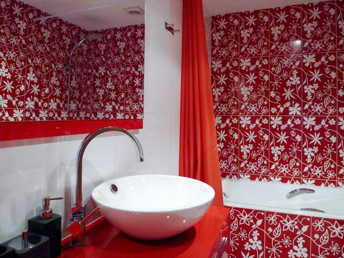 décoration de salle de bain dans les tons rouges