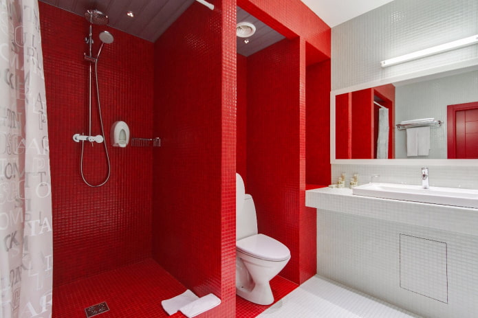 intérieur de la salle de bain dans les tons rouges