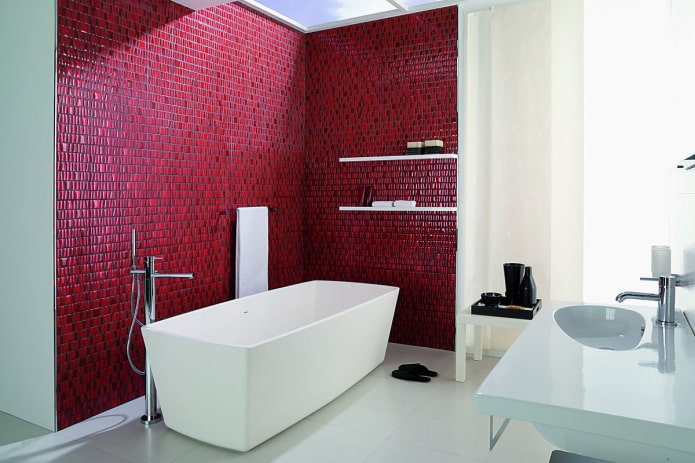 intérieur de salle de bain aux couleurs rouges