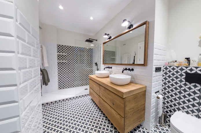 armoire en bois dans la salle de bain