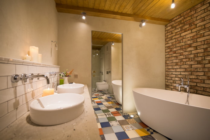 éclairage à l'intérieur de la salle de bain dans le style loft