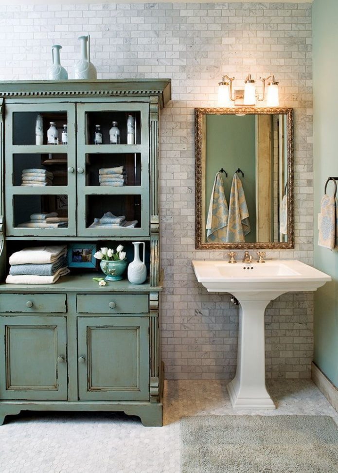 Salle de bain avec commode ancienne