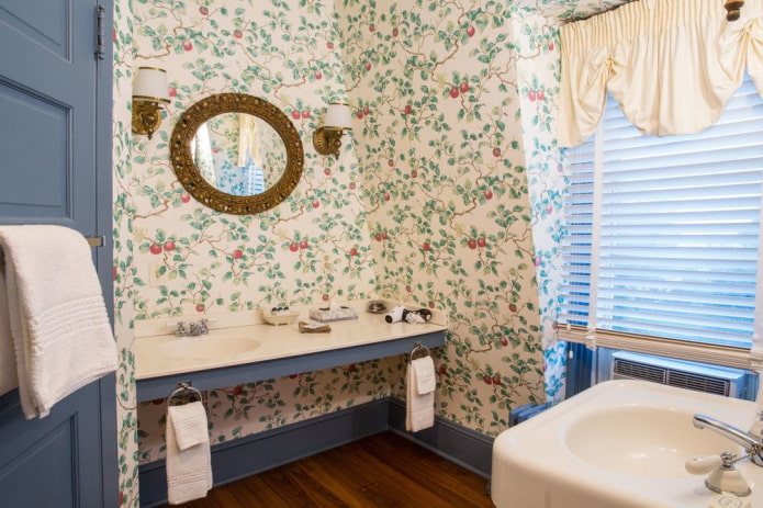 Salle de bain avec stores et miroir rond