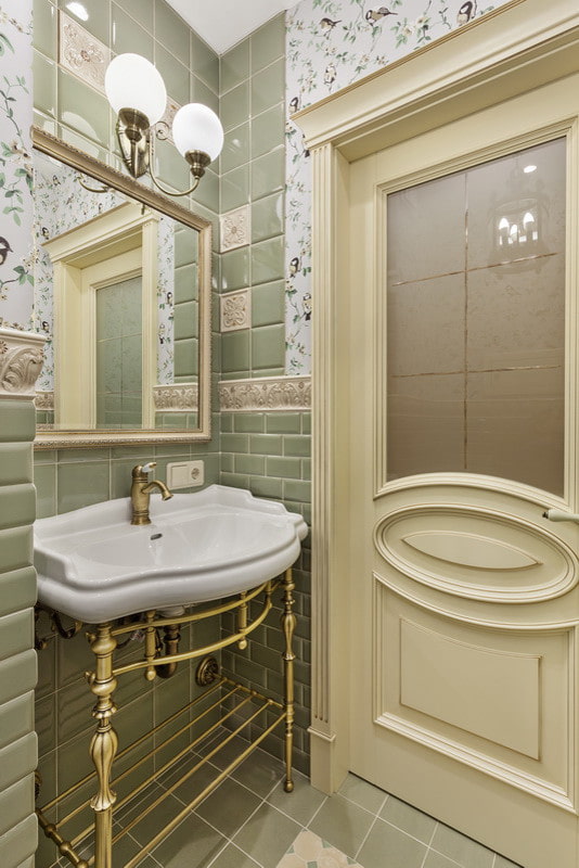 Lavabo avec pieds en métal dans la salle de bain