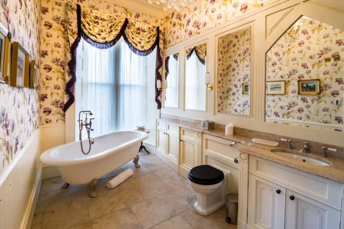 Salle de bain avec une fenêtre haute dans le style provençal