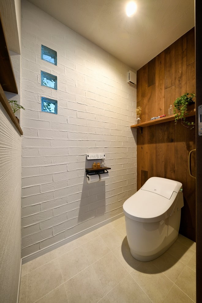 Toilettes blanches avec un faux mur en bois