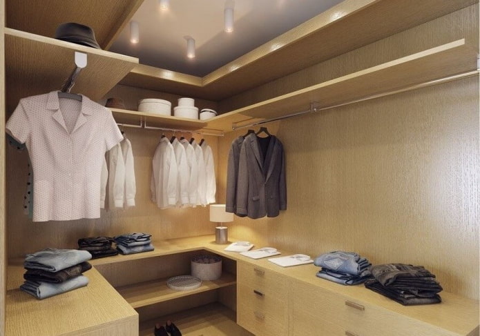 intérieur d'un dressing dans un appartement de 50 carrés