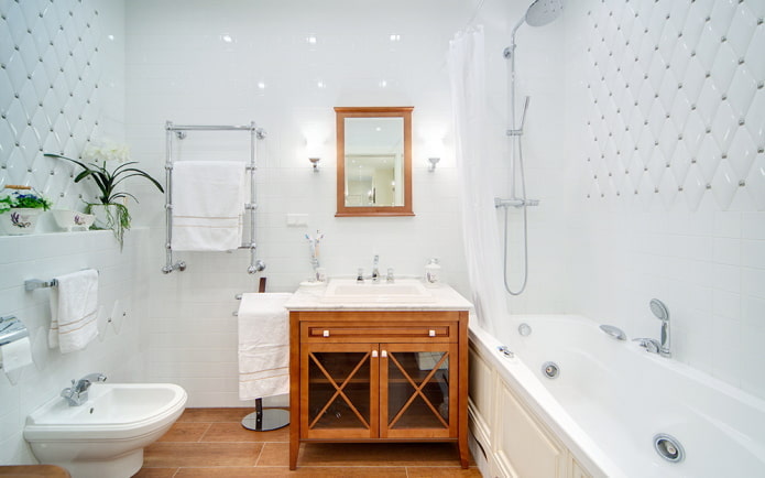 salle de bain en blanc dans un style classique