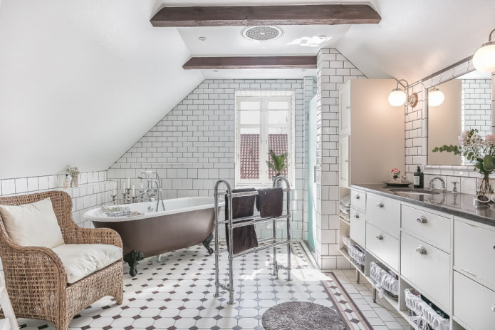 salle de bain aux couleurs blanches dans le style provençal