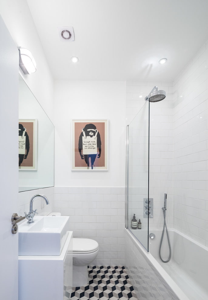 salle de bain blanche dans un style moderne