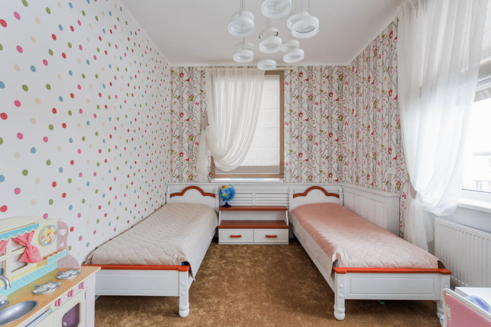 aménagement de la chambre avec deux fenêtres pour deux filles