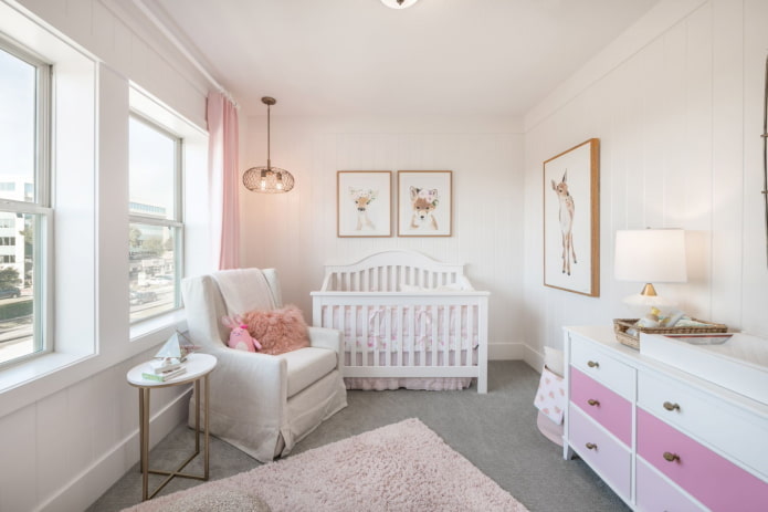 Chambre de bébé blanche et rose pour tout-petit