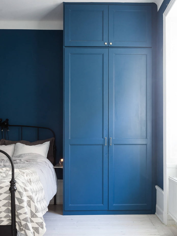 Armoire dans la couleur des murs