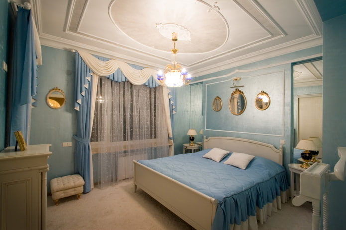 Chambre classique avec lumière dorée