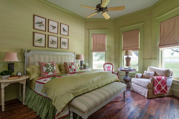 intérieur de la chambre aux tons olive