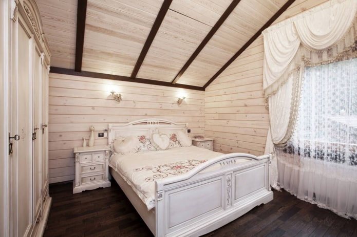 Intérieur de chambre mansardée de style provençal