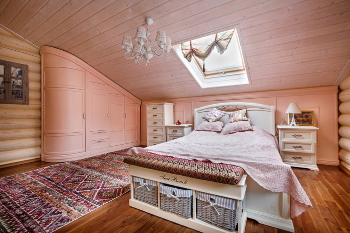 Intérieur de chambre mansardée de style provençal