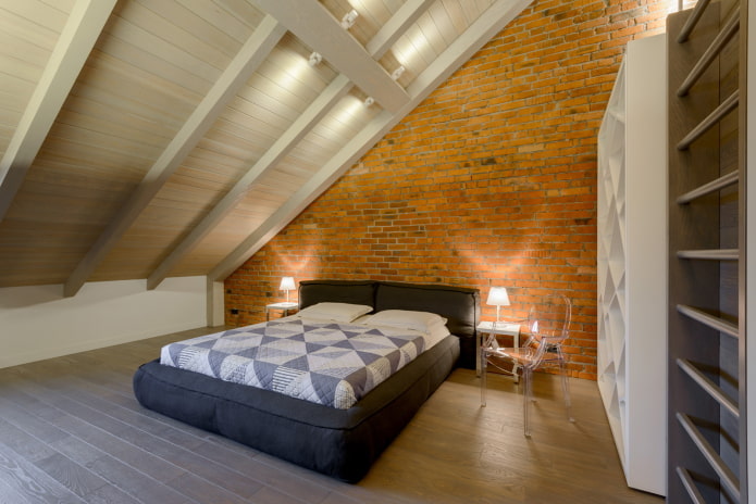 intérieur de chambre mansardée de style loft