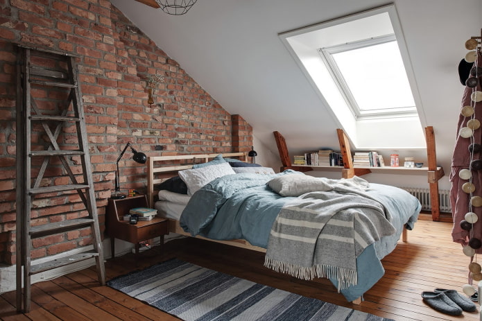 intérieur de chambre mansardée de style loft