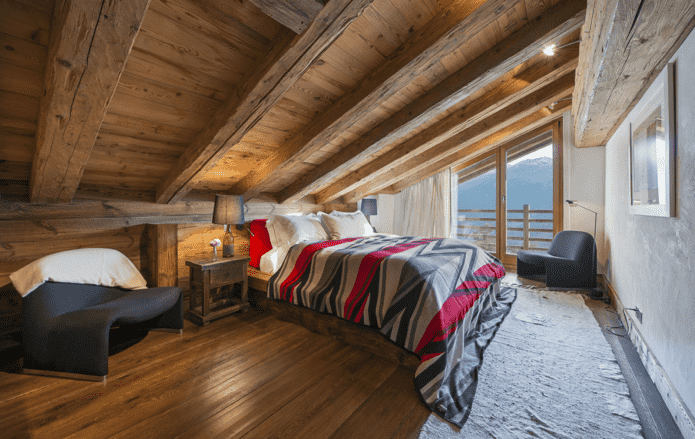 intérieur de chambre à coucher loft de style chalet