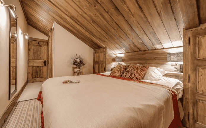 intérieur de chambre à coucher loft de style chalet