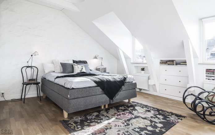 Intérieur de chambre mansardée de style scandinave