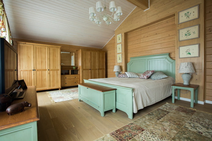 Intérieur de chambre mansardée de style provençal