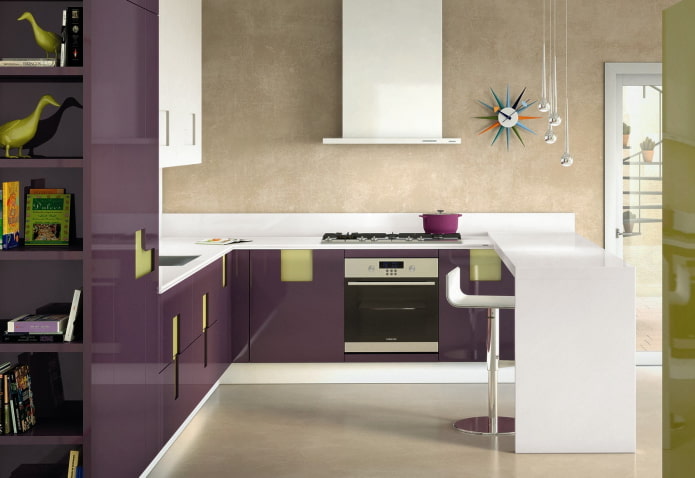 design de cuisine dans les tons beige et violet