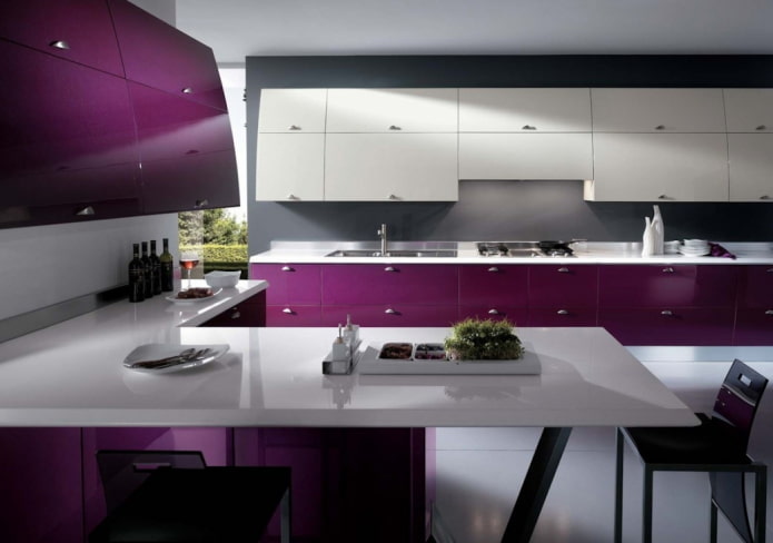 cuisine high-tech dans les tons violets