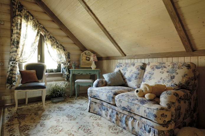 textiles à l'intérieur d'une maison en rondins