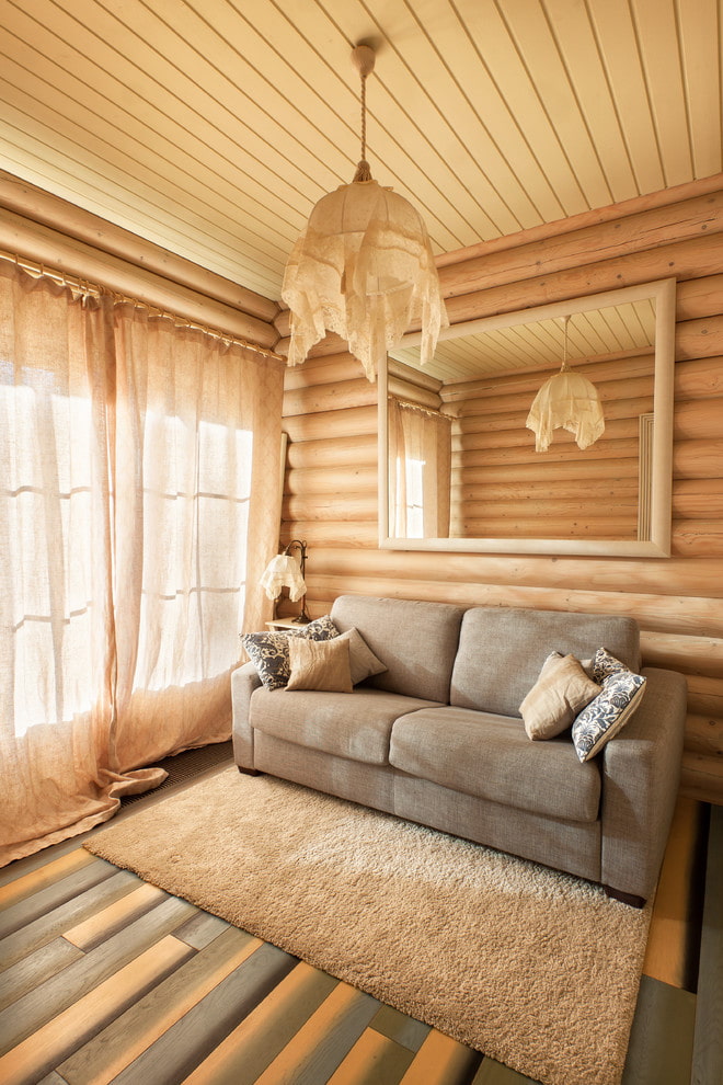 textiles à l'intérieur d'une maison en rondins