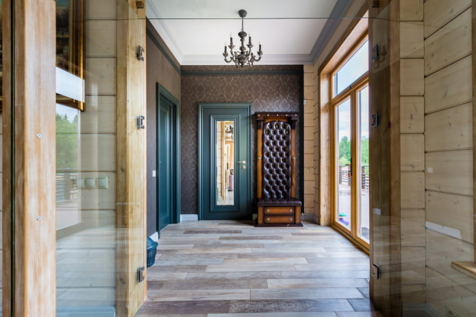 conception de couloir à l'intérieur d'une maison en rondins