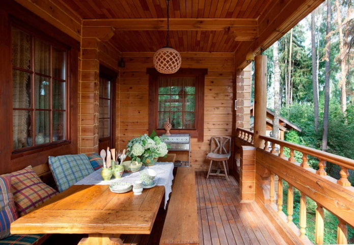 conception de balcon à l'intérieur d'une maison en rondins