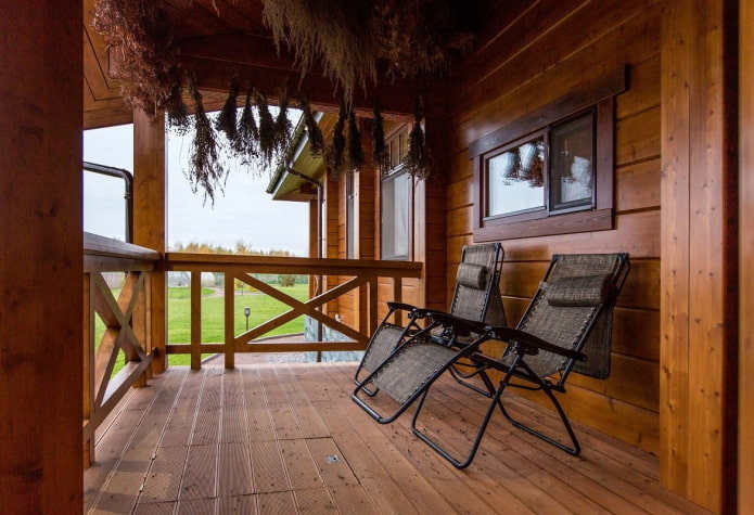 conception de balcon à l'intérieur d'une maison en rondins