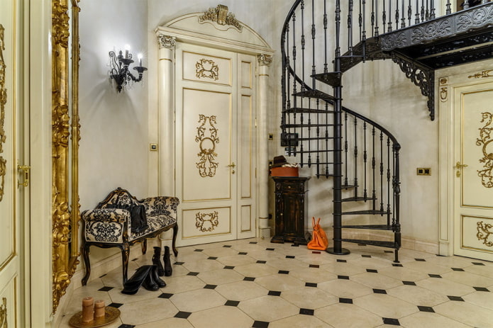 escalier en colimaçon à l'intérieur d'une maison privée