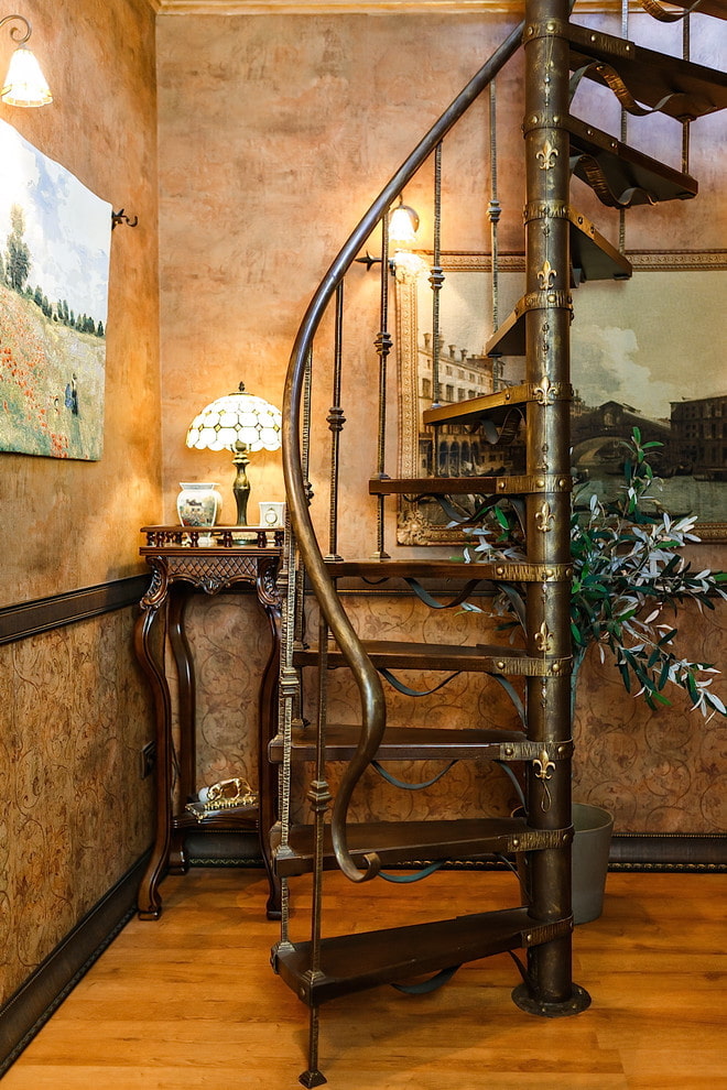 escalier métallique à l'intérieur d'une maison privée