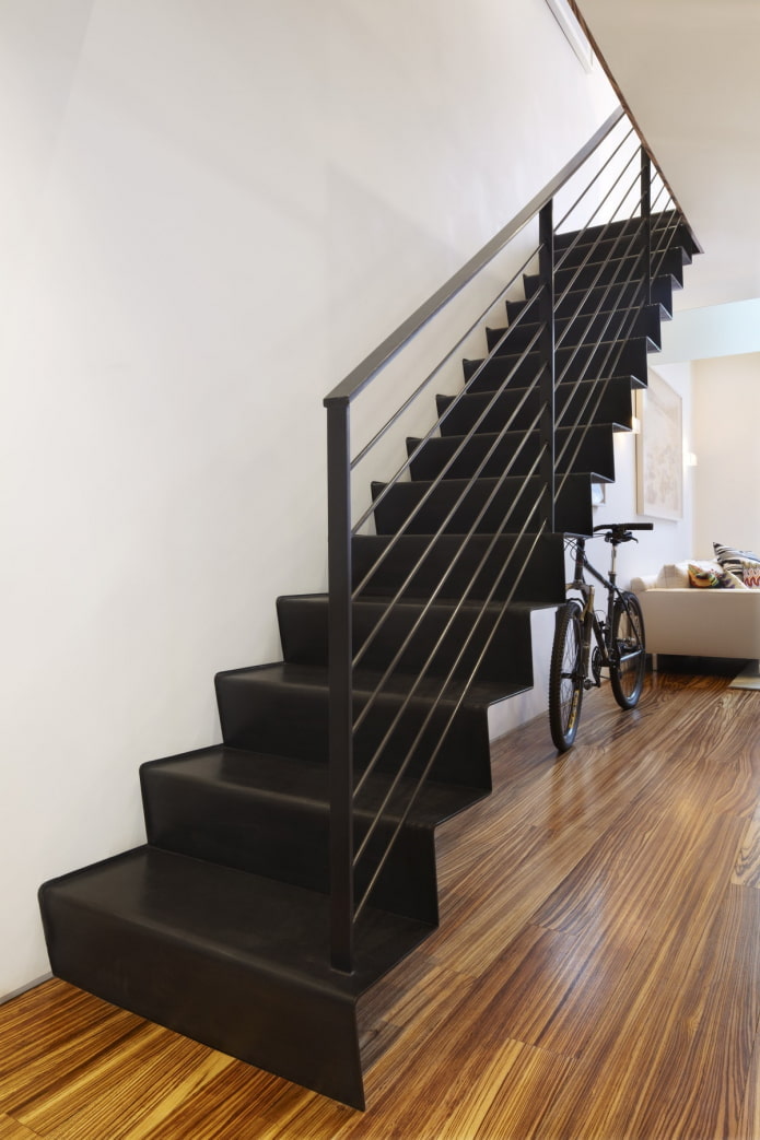 escalier métallique à l'intérieur d'une maison privée