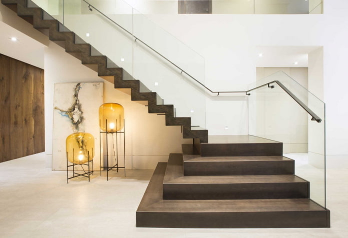 escalier en pierre à l'intérieur d'une maison privée