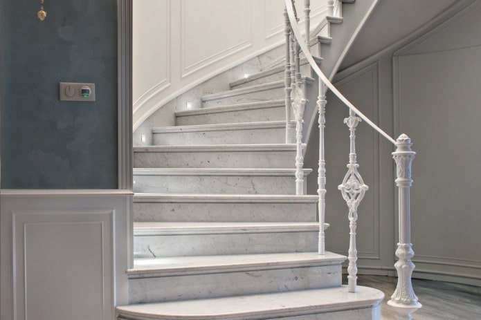 escalier en pierre à l'intérieur d'une maison privée