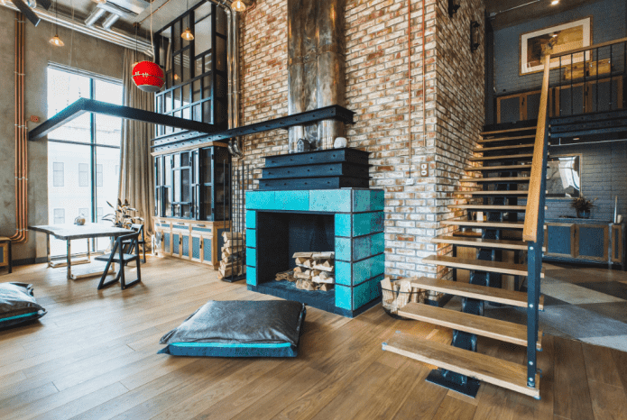 escalier à l'intérieur d'une maison de style loft