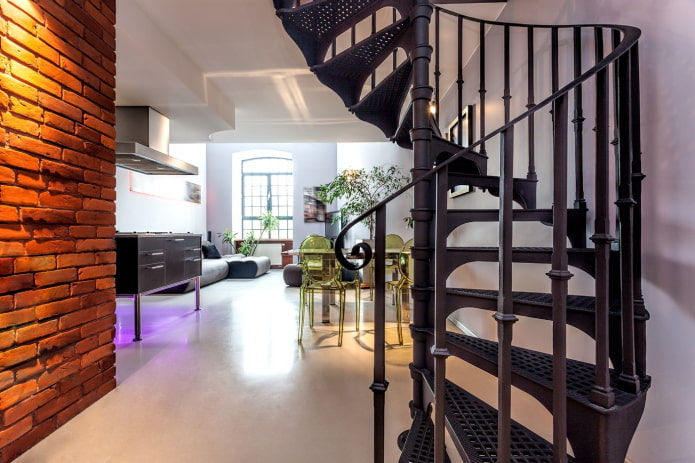 escalier à l'intérieur d'une maison de style loft