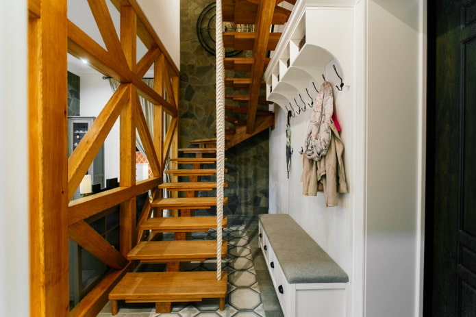 escalier dans le couloir à l'intérieur d'une maison privée