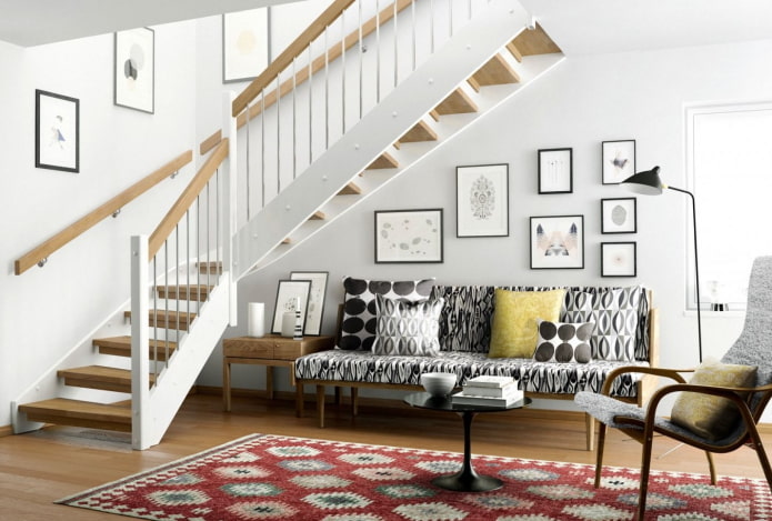 escalier à l'intérieur de la maison dans le style scandinave