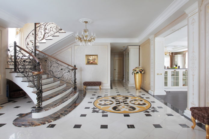 escalier à l'intérieur de la maison dans un style classique